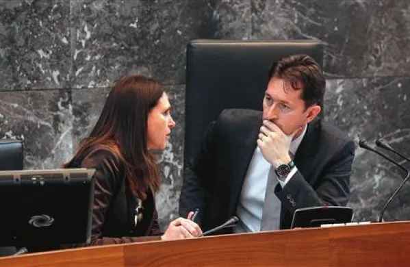 Virantu se zdi neodgovorno, da bi “na oltar postavil žrtveno jagnje”, a prsti naj bi bili že uperjeni v  generalno sekretarko DZ Mojco Prelesnik  