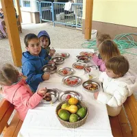 Za dobrodošlico jeseni so pred vrtcem pripravili piknik