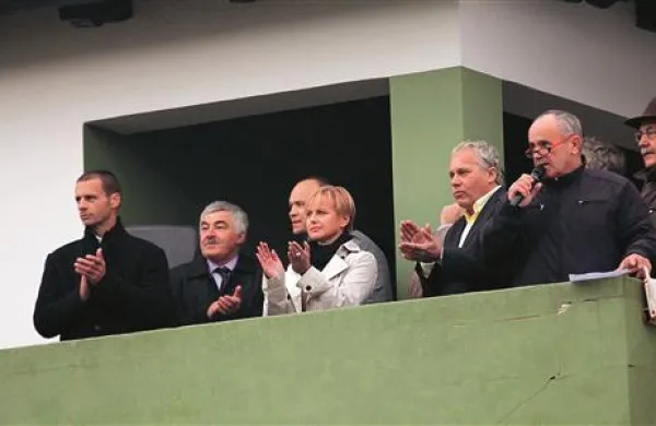 Ali bo  predsednik Nogometne zveze Slovenije Aleksander Čeferin (prvi z leve) po drevišnji tekmi z Makedonijo zaploskal tudi slovenskim reprezentantom?