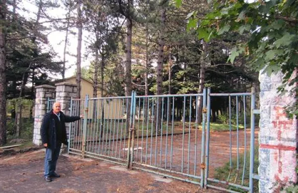 Lokacija centra starejših občanov na Kozini je v idiličnem borovem gozdičku ob cesti proti Rodiku. Župan Zvonko Benčič Midre (na fotografiji) napoveduje, da bo v centru dovolj prostora za približno 100 oskrbovancev, od tega jih bo vsaj polovica, sedaj razpršena po vsej Primorski,  iz domačega okolja.