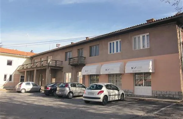 V stavbi na Kraški 57 ima občina nekaj prostorov, odločitev, komu oddati staro knjižnico, pa še ni padla 