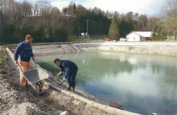 Ker morajo zaradi poplav v drugi laguni zamenjati folijo, bo nesnaga še dva tedna neprečiščena tekla v Tolminko in Sočo 
