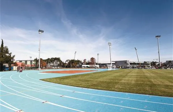Na atletskem stadionu bodo zamenjali vsa zaščitna stekla na žarometih, saj so zaradi pregretja oziroma tovarniške napake že večkrat popokala, črepinje pa so se razletele na tla