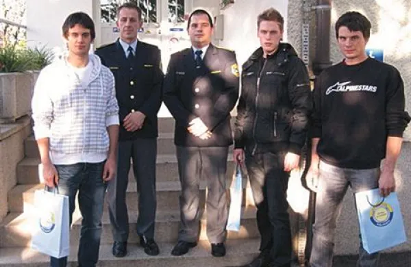 Komandir Policijske postaje Šempeter pri Gorici Kristjan Mlekuš in njegov pomočnik Nenad Kravanja sta včeraj sprejela 24-letnega Janoša Vičiča, 18-letnega Tilna Vičiča in 20-letnega Andraža Suliča