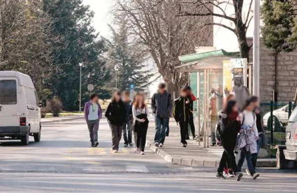 Mati obsojenega izsiljevalca se je znašla na zatožni klopi, ker naj bi grozila mladoletnemu dekletu na poti iz šole (fotografija je simbolična)