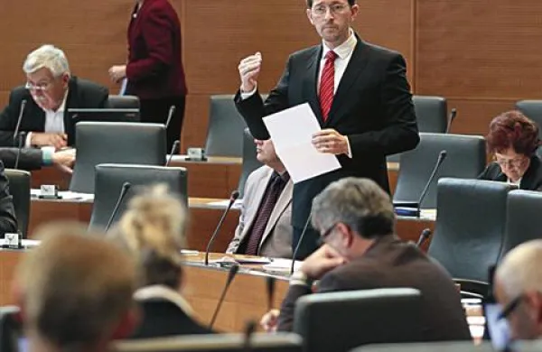 Državni zbor je dokončal obravnavo predloga novega zakona o delovnih razmerjih, ki skupaj z v torek obravnavanim predlogom novele zakona o urejanju trga dela predstavlja reformo trga dela, s katero naj bi to področje naredili bolj fleksibilno