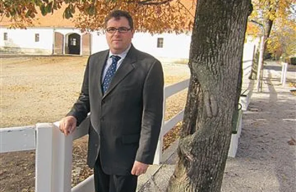 Boštjan Bizjak je doma iz Slovenske Bistrice, poročen je s Pivčanko, z družino živijo v Postojni. Je magister turizma, na Turistici v Portorožu   predava o metodologiji raziskovanja v turizmu in o statistiki upravljanja poslovnih sistemov. Kmalu bo doktoriral.