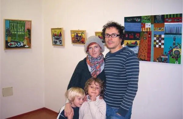 V  galeriji Na vogalu so v začetku tedna odprli  slikarsko in grafično razstavo dveh akademskih umetnikov, Polone Kunaver Ličen in Davida Lična iz Ajdovščine (na fotografiji s sinovoma)