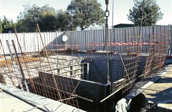 Tudi vpadni jašek pri OŠ Antona Ukmarja je povezan z bodočim  predorom. Po 50-centimetrski vrtini bodo speljali  požarno vodo.  
