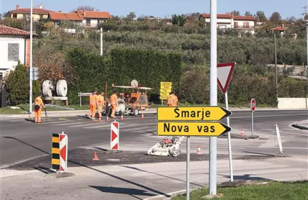  Delavci CPK so zjutraj začeli urejati krožišče ...