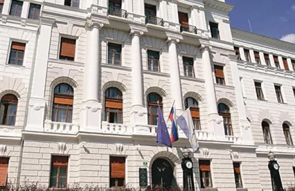 Okrajno sodišče v Ljubljani je oktobra na spletni strani sporočilo, da zaradi strogih varčevalnih ukrepov države in okrnjenih sredstev ni več likvidno