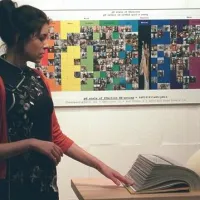 Eva Petrič ob knjigi umetnika  in pred periodnim sistemom oziroma pH lestvico emocij v Pilonovi galeriji  