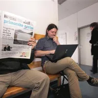 Uporabniki lahko po novem med čakanjem na zdravnika časopis prebirajo ne le v papirnati obliki, pač pa tudi  na internetu, zahvaljujoč projektu Luke Manojlovića (desno)  