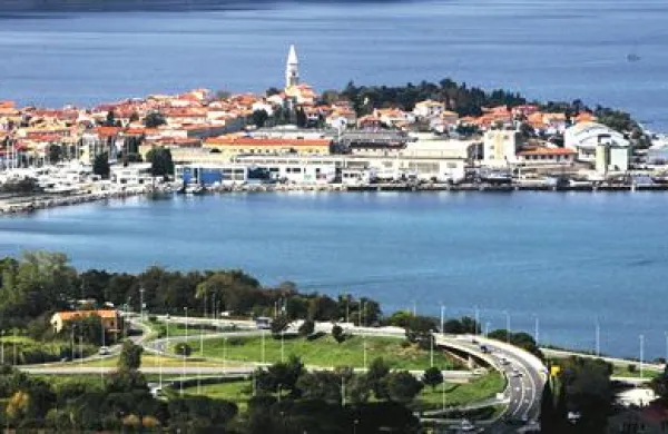 Izola je kot turistična destinacija zanimiva za vse vrste gostov, od upokojencev, poslovnežev, družin in kolesarjev do popotnikov in motoristov