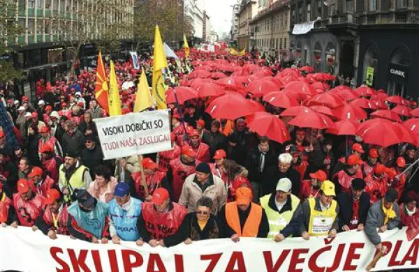 V okviru vseevropskih demonstracij bodo jutri na Kongresnem trgu v Ljubljani množične demonstracije proti načinu reševanja krize. Fotografija je z delavskega protesta leta 2007.