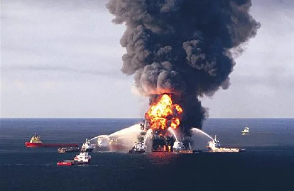  Ameriško pravosodno ministrstvo je vložilo kazenski ovadbi proti delavcema naftne družbe BP zaradi nesreče na naftni ploščadi Deepwater Horizon v Mehiškem zalivu (na fotografiji iz arhiva) aprila leta 2010, v kateri je umrlo 11 njunih sodelavcev. Podjetje je  tudi privolilo v plačilo 4,5 milijarde dolarjev odškodnine ZDA.