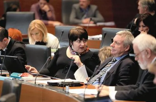 Opozicijskim poslancem (na fotografiji PS) so v rarzparvo o dvigu DDV pritegnili tudi mnogi iz koalicije