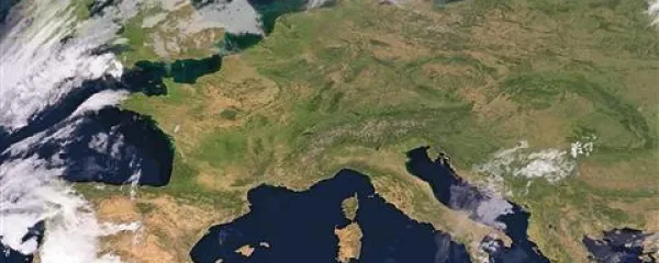 Za zdaj  anticiklon še vztraja, od jutrišnjih večernih ur pa bodo naši kraji pod obrobnim vplivom ciklona, ki se bo zadrževal nad južnimi predeli Italije