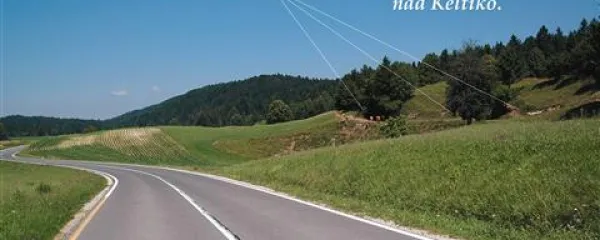 Z glavne ceste Logatec-Idrija (Keltika) se pri Hotedršici na desni strani še vidi trasa železnice,  označena tudi na fotografiji