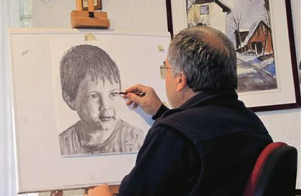 Slavko Gerželj se je po uspešnem preskusu v fotografiji lotil še risbe. In tudi ta mu gre dobro od rok.