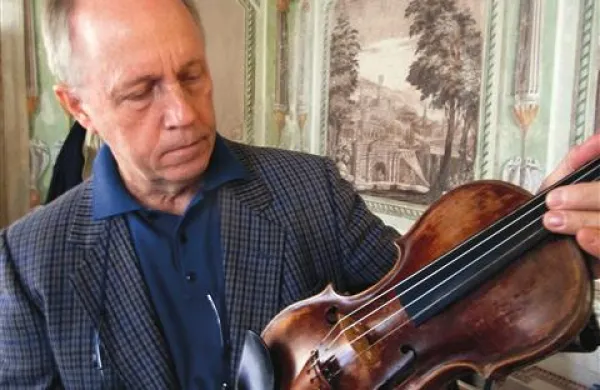 Mojster Bruce Carlson bo natančno preučil   Tartinijevo violino 
