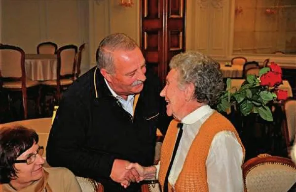 Predsednik Društva upokojencev Škofije Milan Markočič čestita 92-letni Dani Mihalič  Foto: Miha Crnič