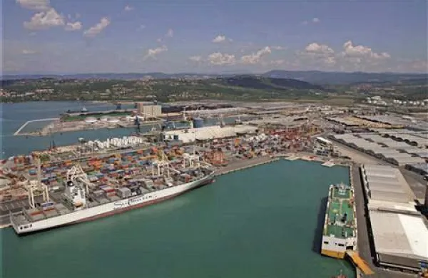 V Luki Koper  nimajo razpoložljivih parcel za odlaganje morskega mulja, ki se nabira ob poglabljanju bazenov v luškem akvatoriju, saj je ustavno sodišče Mestni občini Koper prepovedalo odsvojitev in obremenitev premoženja na območju občine Ankaran v konstituiranju