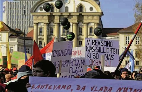 Organizatorji so  demonstracije  proti načinu reševanja krize, ki se jih je udeležilo 30.000 in 40.000 ljudi, ocenili kot uspešne