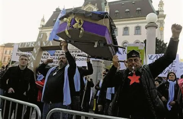 Protestniki zavračajo varčevalne ukrepe, ki poslabšujejo kakovost življenja prebivalstva, saj da krize niso ustvarili delavci, upokojenci in mladi Foto: STA