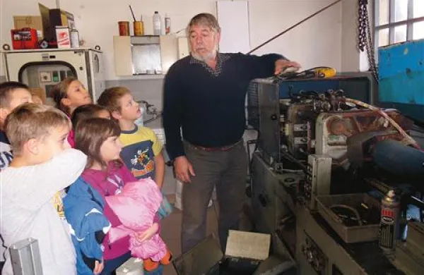 Franc Tomšič je učencem nazorno pokazal, kako iz surove plastike nastanejo uporabni predmeti 