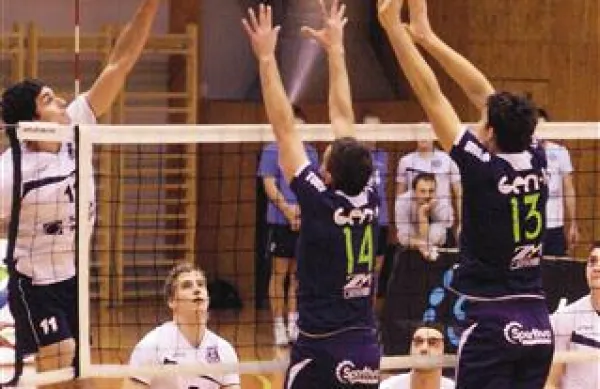 Levoroki Janko Bregant (Salonit) je  uspešno razpršil blok Go Volleya