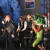 Zoran Predin je s  skupino zapel himno EP V ritmih Triglava, pomagal pa mu je maskota Lipko, ki se je prvič uradno predstavil