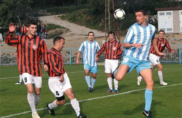 Dekančani (v modro belem dresu) in Sežanci bodo jesenski del prvenstva sklenili točkovno poravnani