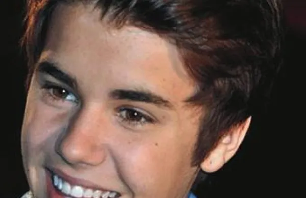 Justin Bieber  je na nedeljski 40. podelitvi Ameriških glasbenih nagrad pobral vse tri nagrade, za katere je bil nominiran 