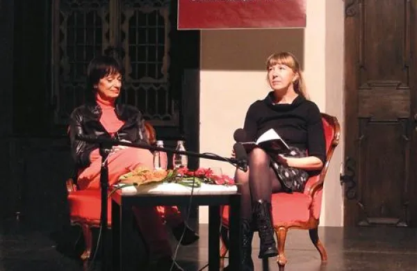 Manca Košir in pesnica Patricija Peršolja na gradu Dobrovo 