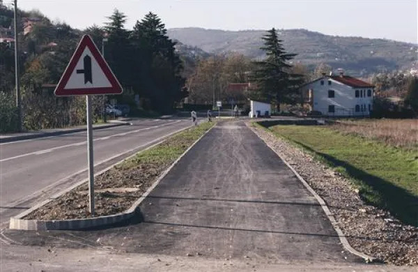 Delavci Grafista so  končali gradnjo 450 metrov dolgega in 224.000 evrov vrednega odseka kolesarske steze med Manžanom in Guci