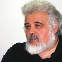 Milan Krek: “Pri odvisnosti je težko najti vzrok, gre pa, kot navajajo raziskave, za bolezensko motnjo na ravni doživljanja - ko se občutek ugodja pojavi le s pomočjo kemičnih učinkov substanc, ki jih zanesemo v organizem.”   