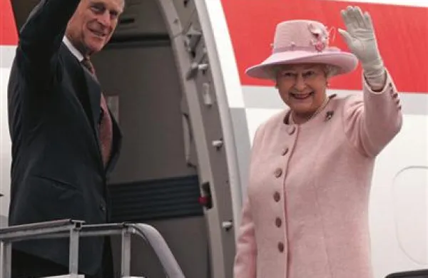 Britanska kraljica Elizabeta II. in princ Philip danes obeležujeta safirno poroko