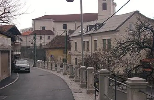 Pri obnovi Majlonta so skušali ohraniti njegovo patino z ustrezno izbiro tlakov, stopnic, ograj, uličnih svetilk, ... V tleh pa so speljani vsi vodi za sodobno življenje. 