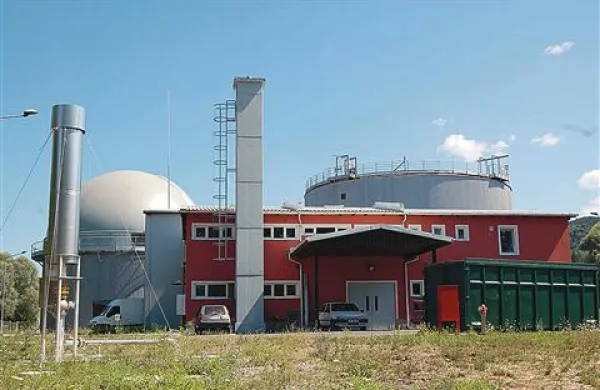 Če se bodo v bioplinarni še kdaj pregrešili in kljub prepovedi gradbenega inšpektorja zagnali napravo, bodo cisternam za odvoz odpadkov cesto fizično zaprli občani.