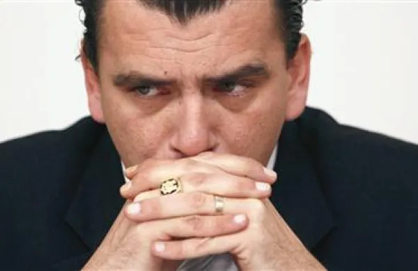 Komisija za preprečevanje korupcije je  na okrožno državno tožilstvo v Mariboru vložila kazensko ovadbo zoper Saša Pečeta zaradi za komisijo žaljivih in neutemeljenih trditev, danih za medije