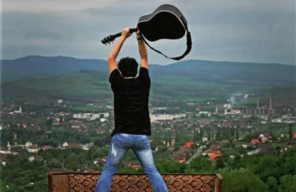 Nad policiste so se spravili tudi s kitaro (fotografija je simbolična)