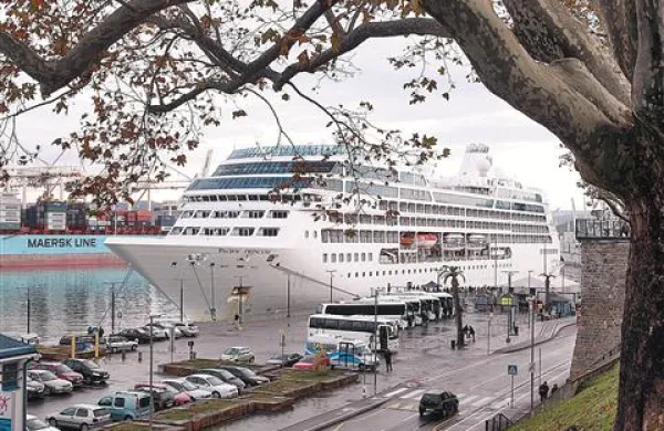 Ladja Pacific Princess je sklenila letošnjo sezono postankov plavajočih hotelov