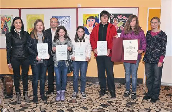 Razstava likovnih  del na temo Predstavljaj si mir je na ogled v avli OŠ Danila Lokarja Ajdovščina, na državno razstavo pa so se uvrstili izdelki  Teje Kobal iz OŠ Col, Jasmine Podlogar iz Cirius Vipava, Polone Fajdiga iz OŠ Draga Bajca Vipava, Elene Krapež iz OŠ Otlica, Flore Hodak iz OŠ Šturje, Jana Klemšeta in  Ane Kompara iz OŠ Danila Lokarja Ajdovščina, ter Brine Koloini iz OŠ Dobravlje