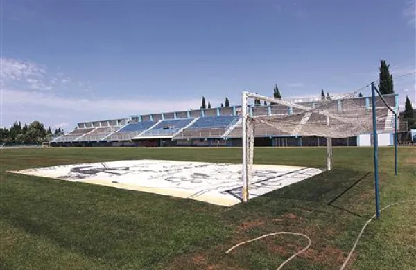 Izolska občina je naposled le dobila gradbeno dovoljenje za vzhodno tribuno stadiona,  zgrajeno  pred dvema desetletjema