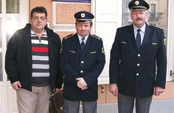 Pred tolminsko policijsko postajo (z leve): novi komandir PP Tolmin Danijel Vračun, dosedanji komandir Dušan Povše in direktor PU Nova Gorica Alojzij Mohar