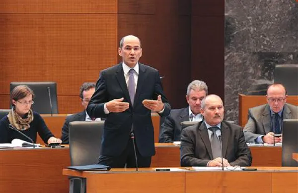 Janez Janša je odgovarjal poslancem
