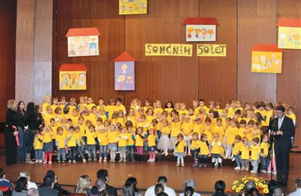 Vrtec Nova Gorica je  proslavil svojih prvih sončnih 50 let, odkar so svečano izročili svojemu namenu novo stavbo otroškega vrtca -   danes enota Centralni vrtec
