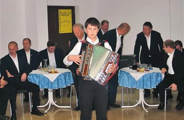 Darko Čekada je zaigral na harmoniko, medtem ko so se pevci posedli za mize