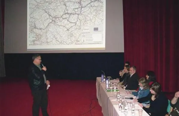 Pivčane (na fotografiji levo z mikrofonom podžupan Boris Rebec) so na javni razgrnitvi prostorske ureditve plinovoda zanimali njegova (ne)varnost, odškodnine za služnost zaradi gradnje po njihovih zemljiščih in možnost napeljave poceni zemeljskega plina v gospodinjstva. 